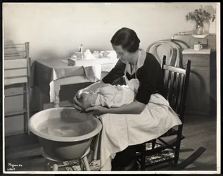 Una mujer lavando la cabeza de un bebé en el Centro de Maternidad en 211 East 57th Street, Nueva York, 1934